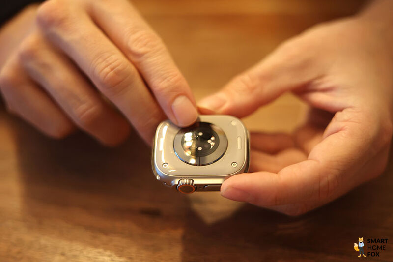 Датчики на нижней части Apple Watch Ultra.